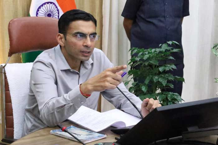 जिलाधिकारी सविन बंसल की सख्ती से विधवा को मिला न्याय, बैंक ने लौटाए कागज और माफ किया ऋण