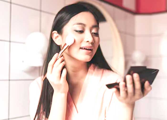 खूबसूरती के चक्कर में न करें गलती, रोजाना फाउंडेशन लगाने से हो सकती है स्किन डैमेज