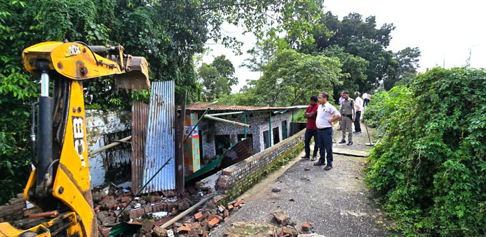 अवैध अतिक्रमण पर जारी है जिला प्रशासन का प्रहार; दो स्थानों पर अतिक्रमण ध्वस्त