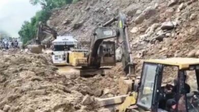 गौचर-कमेड़ा के पास मलबे में फंसी बस, हाईवे पर लगी वाहनों की लंबी कतारें