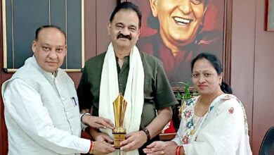 शिक्षक दिवस पर डॉ० राजेंद्र डोभाल को किया गया सम्मानित