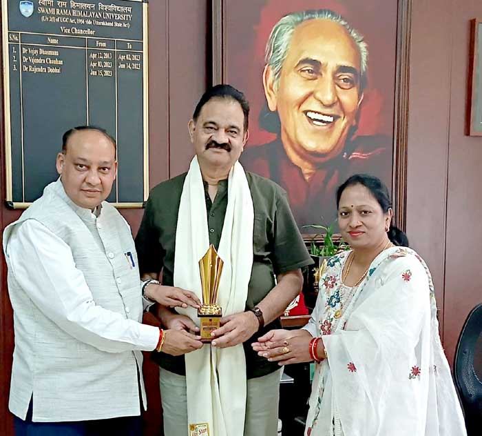 शिक्षक दिवस पर डॉ० राजेंद्र डोभाल को किया गया सम्मानित