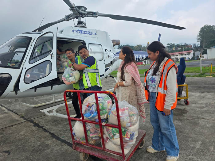आपदा प्रभावित फूलेत गाँव से गंभीर बीमार व्यक्ति को जिला प्रशासन ने एयर एंबुलेंस से पहुँचाया अस्पताल