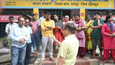 जिलाधिकारी के निर्देश पर प्रभावितों के द्वार-द्वार दौड़ रहे प्रशासन के अधिकारी; प्रभावितों का जान रहे हाल