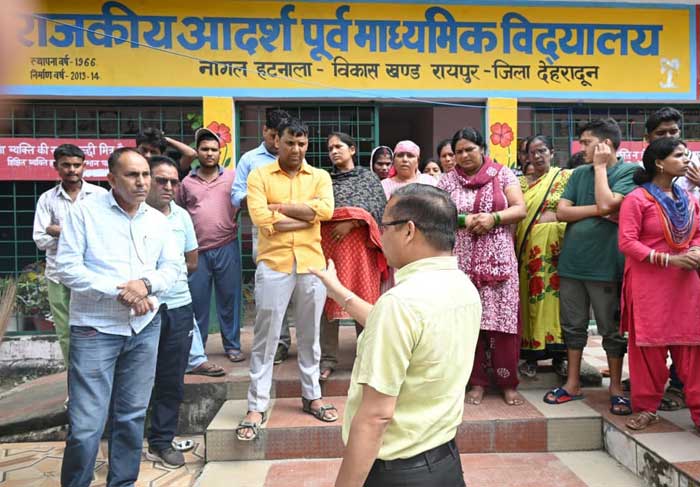 जिलाधिकारी के निर्देश पर प्रभावितों के द्वार-द्वार दौड़ रहे प्रशासन के अधिकारी; प्रभावितों का जान रहे हाल