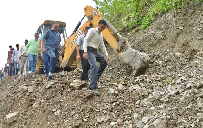 अंतिम व्यक्ति को रिलिफ पहुँचाए बिना चैन से नहीं बैठेगा जिला प्रशासन : जिलाधिकारी