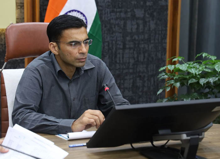 जिलाधिकारी सविन बंसल ने सीएम हेल्पलाइन पर लंबित शिकायतों के शीघ्र निस्तारण हेतु अधिकारियों को दिए निर्देश