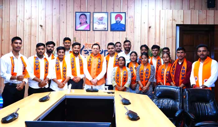 मुख्यमंत्री धामी से ABVP के देहरादून जनपद के विभिन्न महाविद्यालयों के विजयी प्रत्याशियों ने की भेंट