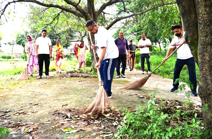 सेवा पखवाड़ा : कैबिनेट मंत्री गणेश जोशी ने श्रीदेव सुमन नगर मंडल द्वारा आयोजित स्वच्छता अभियान कार्यक्रम में किया प्रतिभाग