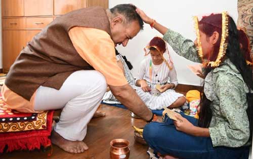 कैबिनेट मंत्री गणेश जोशी ने अष्टमी पर किया कन्या पूजन, प्रदेशवासियों की सुख-समृद्धि की कामना