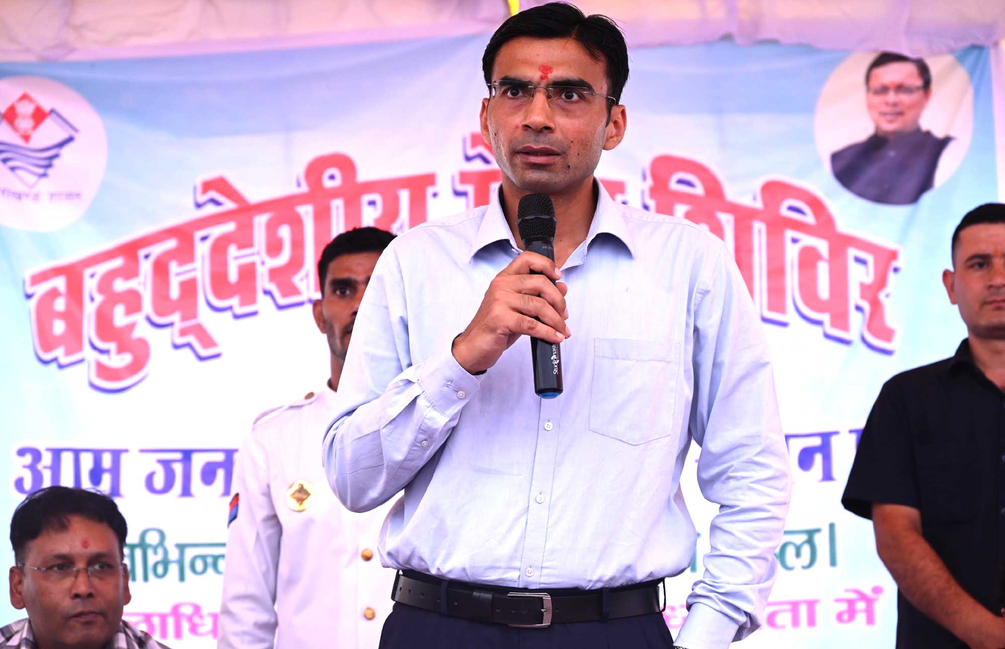 जिलाधिकारी सविन बंसल ने दूरस्थ क्षेत्र नागथात में बहुउद्देशीय शिविर लगाकर सुनी जन समस्यायें