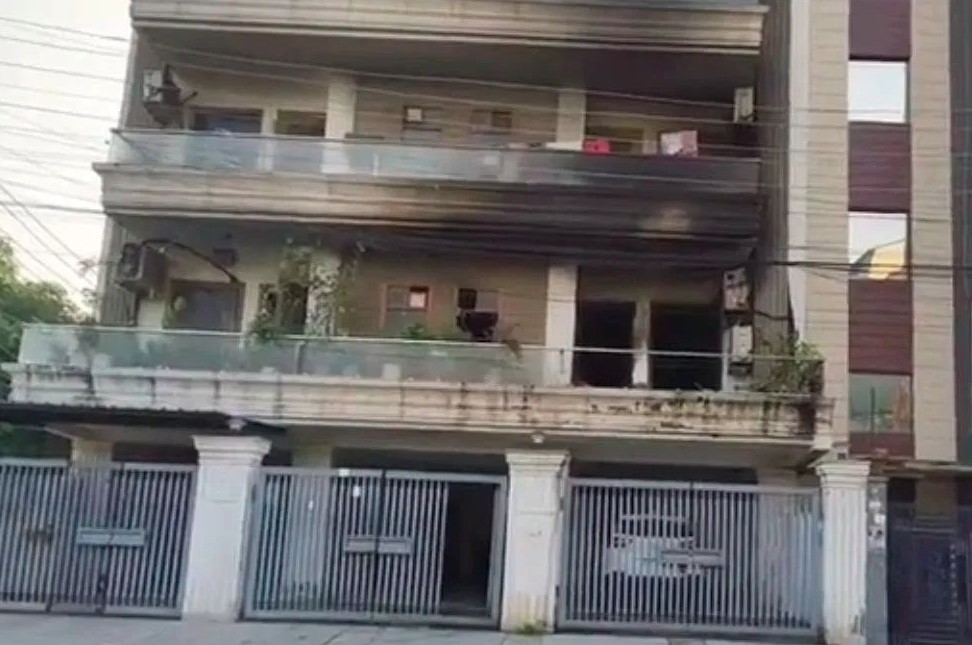 एसी की आउटडोर यूनिट में शॉर्ट सर्किट से घर में लगी आग, पति-पत्नी और बेटी की हुई मौत