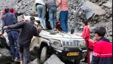 गौरीकुंड मार्ग पर बड़ा हादसा, यात्रियों से भरी गाड़ी पर गिरा बड़ा बोल्डर, दो की मौत