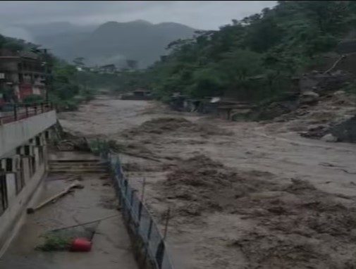 देहरादून के सहस्रधारा में बादल फटने से भारी तबाही, कई होटल और दुकानें क्षतिग्रस्त