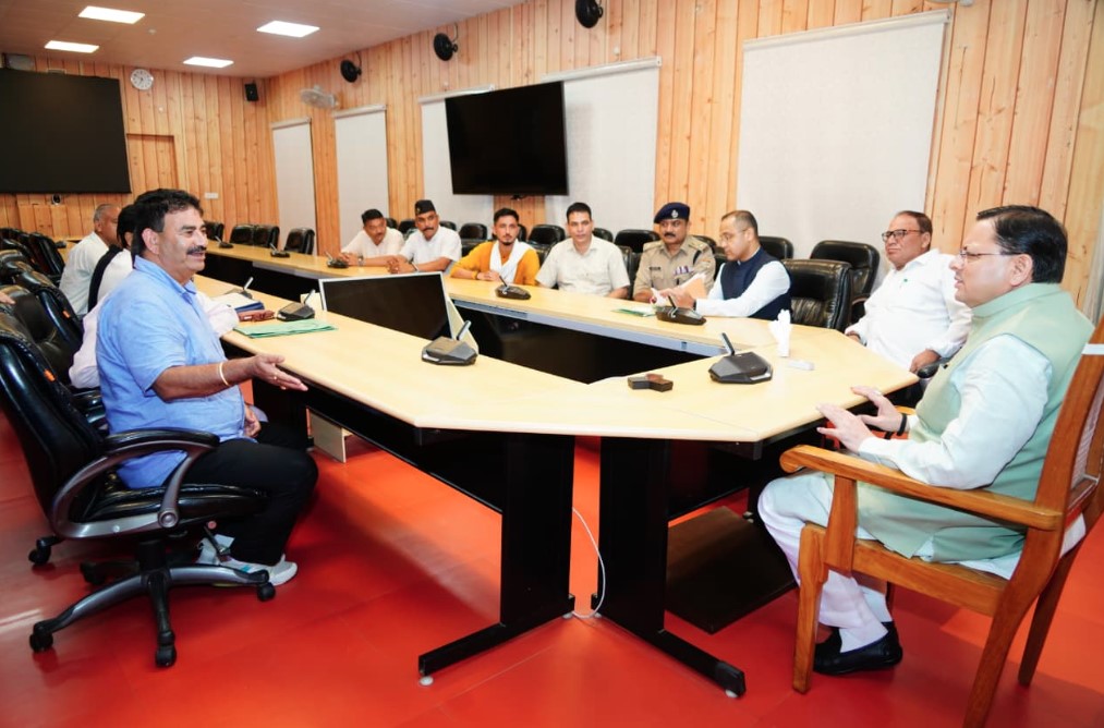 मुख्यमंत्री धामी से मिले राजकीय शिक्षक संघ के पदाधिकारी