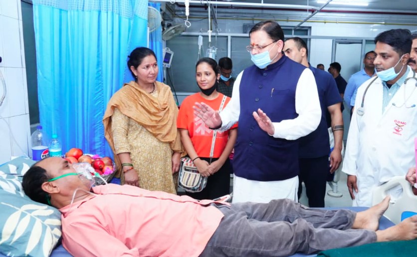 सीएम धामी ने पत्रकार मोहन भुलानी से अस्पताल में की मुलाकात