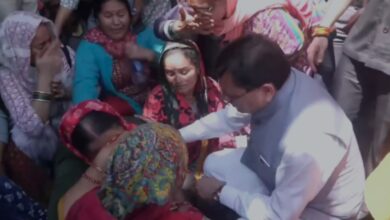 चमोली के कुंतरी गाँव में आपदा प्रभावितों से मिले मुख्यमंत्री धामी