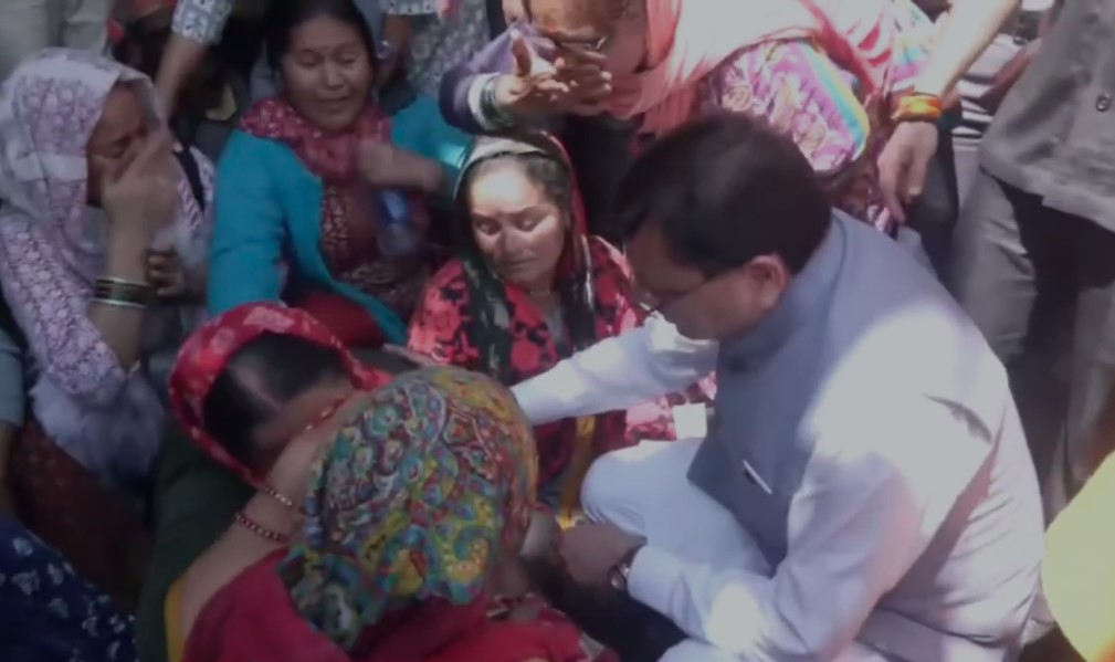 चमोली के कुंतरी गाँव में आपदा प्रभावितों से मिले मुख्यमंत्री धामी
