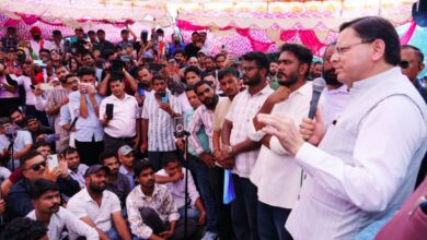 धरना स्थल पर अभिभावक की तरह पहुंचे सीएम धामी- युवाओं को दिया भरोसा, भर्ती प्रकरण की होगी CBI जांच