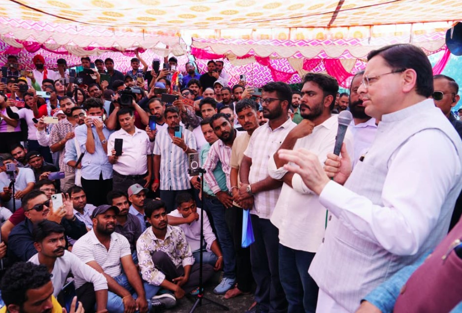 धरना स्थल पर अभिभावक की तरह पहुंचे सीएम धामी- युवाओं को दिया भरोसा, भर्ती प्रकरण की होगी CBI जांच