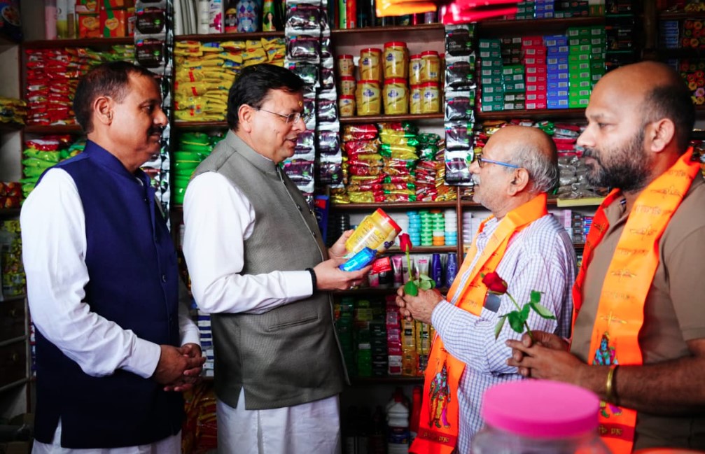 मुख्यमंत्री धामी ने कुँआवाला बाजार में किया “स्वदेशी अपनाओ” अभियान का प्रचार