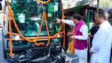 मुख्यमंत्री धामी ने वैक्यूम बेस्ड रोड स्वीपिंग मशीन का किया फ्लैग ऑफ
