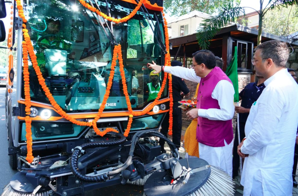 मुख्यमंत्री धामी ने वैक्यूम बेस्ड रोड स्वीपिंग मशीन का किया फ्लैग ऑफ