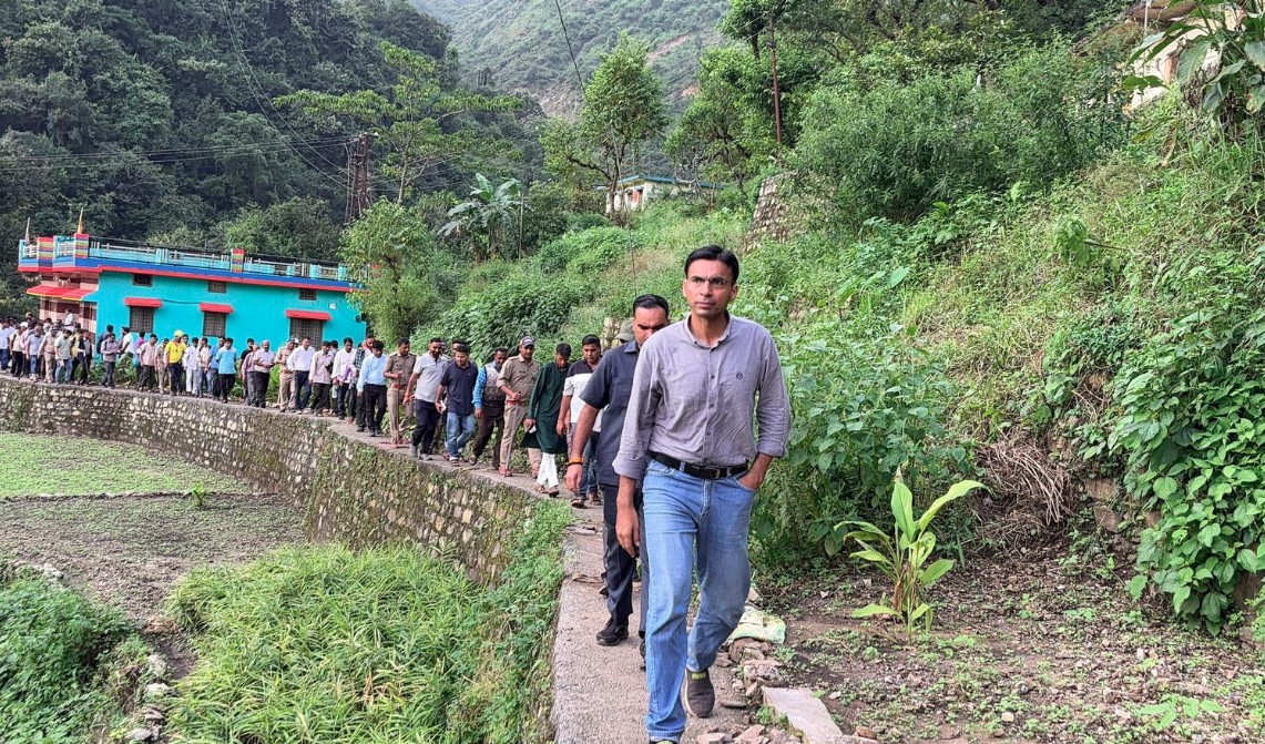 प्रभावित क्षेत्रों में पहुँचे जिलाधिकारी सविन बंसल, लोगों का जाना हाल