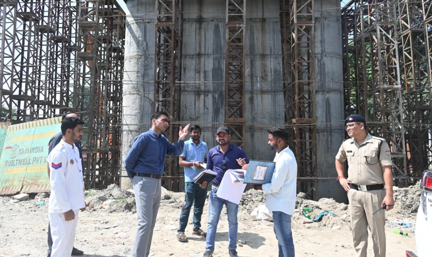 जिलाधिकारी सविन बंसल ने भंडारीबाग रेलवे ओवरब्रिज निर्माण कार्यों का किया स्थलीय निरीक्षण