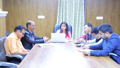 जिलाधिकारी ने आपदा कंट्रोल रूम का निरीक्षण कर अधिकारियों के साथ की बैठक