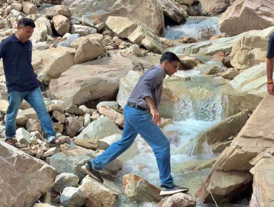 आपदा क्षेत्र फुलेत पहुँचे जिलाधिकारी सविन बंसल, पैदल तय किया 12 किमी. दुर्गम रास्ता