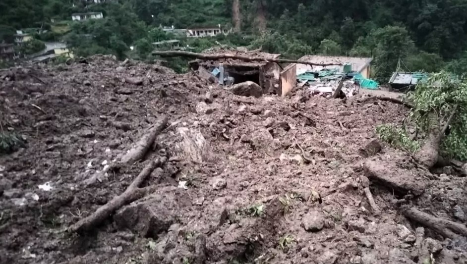 चमोली जिले के नंदानगर में बादल फटने से भारी तबाही, छह मकान ध्वस्त, सात लोग लापता