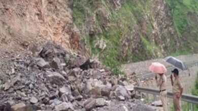 प्रदेश में लगातार बारिश से जनजीवन अस्त-व्यस्त, कई हाईवे मलबा गिरने से बंद