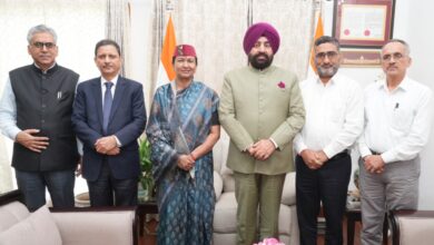 राज्यपाल से मिली मुख्य सूचना आयुक्त राधा रतूड़ी, आयोग की उपलब्धियों पर दी विस्तृत जानकारी