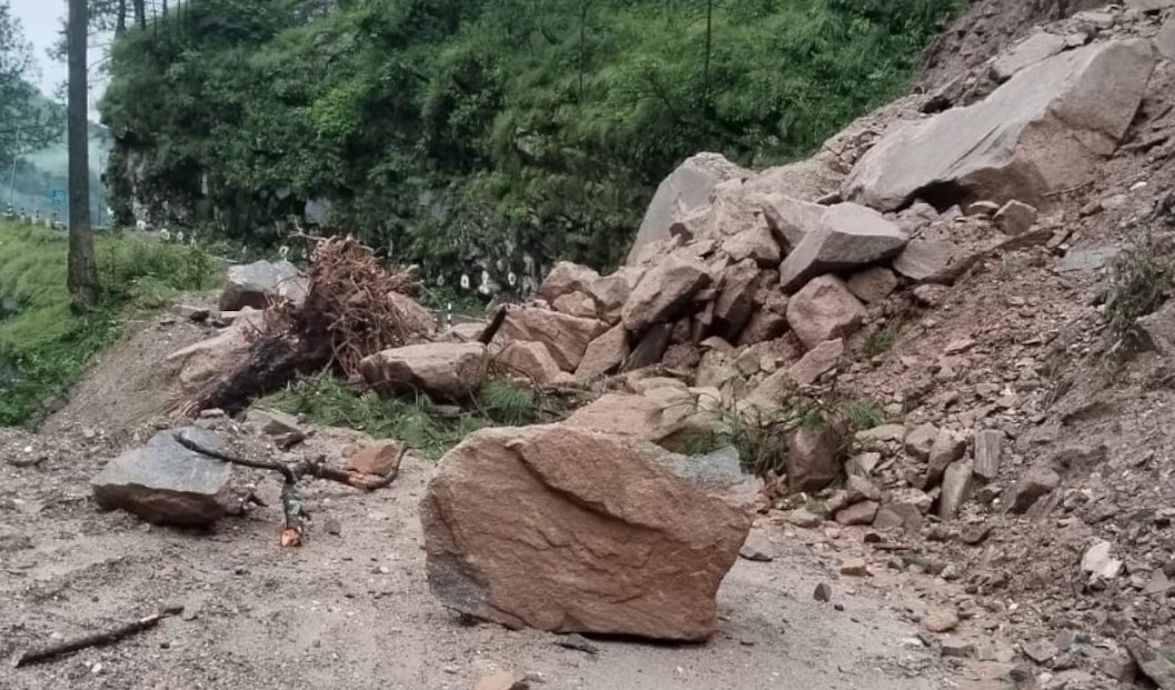 यमुनोत्री हाईवे 19वें दिन भी बंद, खच्चरों के सहारे पहुँचाई जा रही जरूरी सामग्री