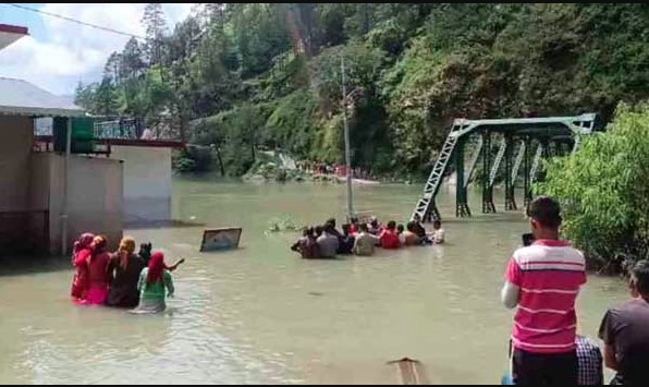 भारी बारिश से यमुना का जलस्तर उफान पर, दहशत में स्थानीय लोग