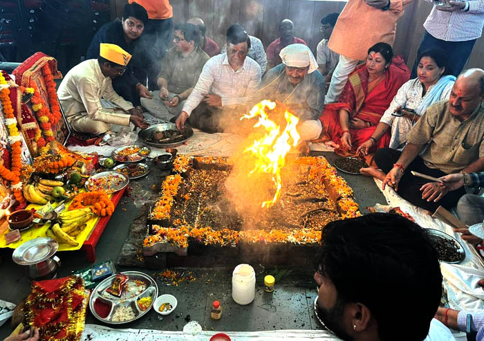 उत्तरांचल प्रेस क्लब में नवमी पर कन्या जिमाई व हवन, पत्रकारों व प्रदेश की सुख-समृद्धि की की गई कामना