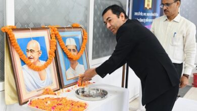 जिलाधिकारी सविन बसंल ने राष्ट्रपिता महात्मा गाँधी एवं भारत के पूर्व प्रधानमंत्री लाल बहादुर शास्त्री की पर उनके चित्रों पर माल्यार्पण एवं पुष्प अर्पित कर उन्हें श्रद्धांजलि अर्पित की