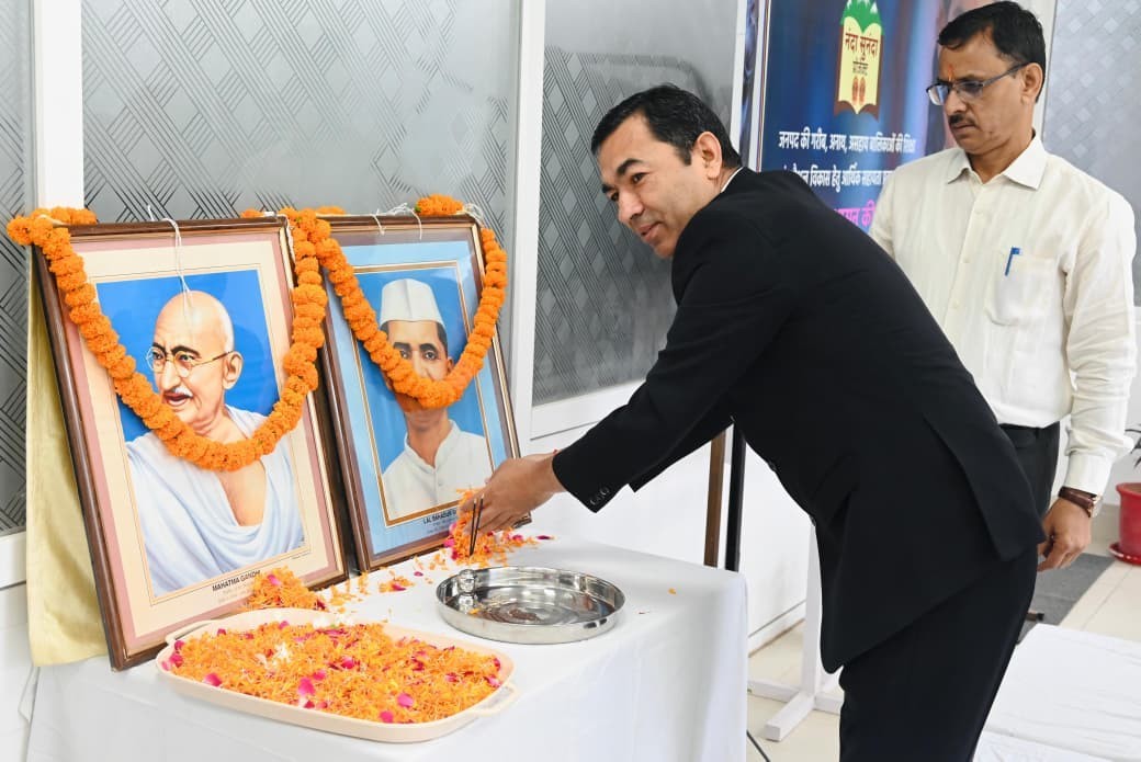 जिलाधिकारी सविन बसंल ने राष्ट्रपिता महात्मा गाँधी एवं भारत के पूर्व प्रधानमंत्री लाल बहादुर शास्त्री की पर उनके चित्रों पर माल्यार्पण एवं पुष्प अर्पित कर उन्हें श्रद्धांजलि अर्पित की