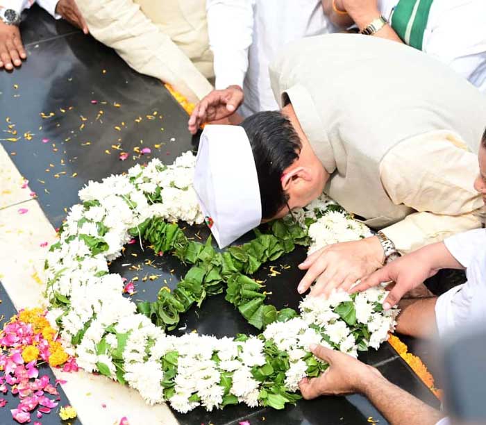 रामपुर तिराहा शहीदों को मुख्यमंत्री पुष्कर सिंह धामी ने दी श्रद्धांजलि