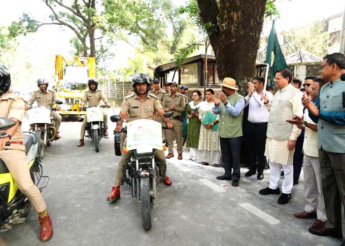 वन्यजीव सप्ताह के शुभारंभ अवसर पर मुख्यमंत्री पुष्कर सिंह धामी द्वारा बाइक रैली को हरी झंडी दिखाकर किया गया रवाना