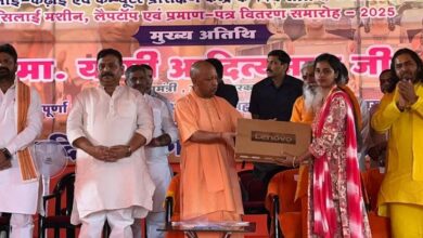 काशी दौरे पर सीएम योगी, विद्यार्थियों को दिए लैपटॉप और सिलाई मशीनें, आत्मनिर्भरता पर दिया जोर