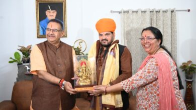 कैबिनेट मंत्री गणेश जोशी ने अपने आवास पर पूर्व सांसद बृजभूषण शरण सिंह का किया स्वागत