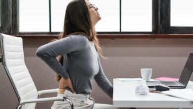 कमर से पैर तक फैलने वाला दर्द हो सकता है साइटिका का संकेत, न करें नजरअंदाज