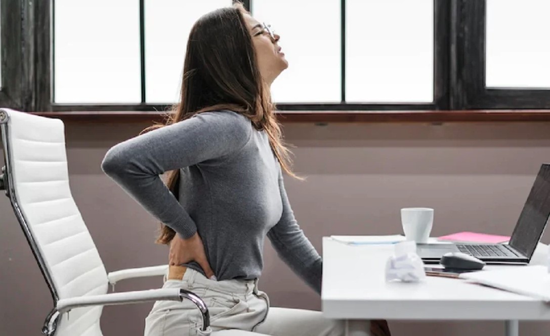 कमर से पैर तक फैलने वाला दर्द हो सकता है साइटिका का संकेत, न करें नजरअंदाज