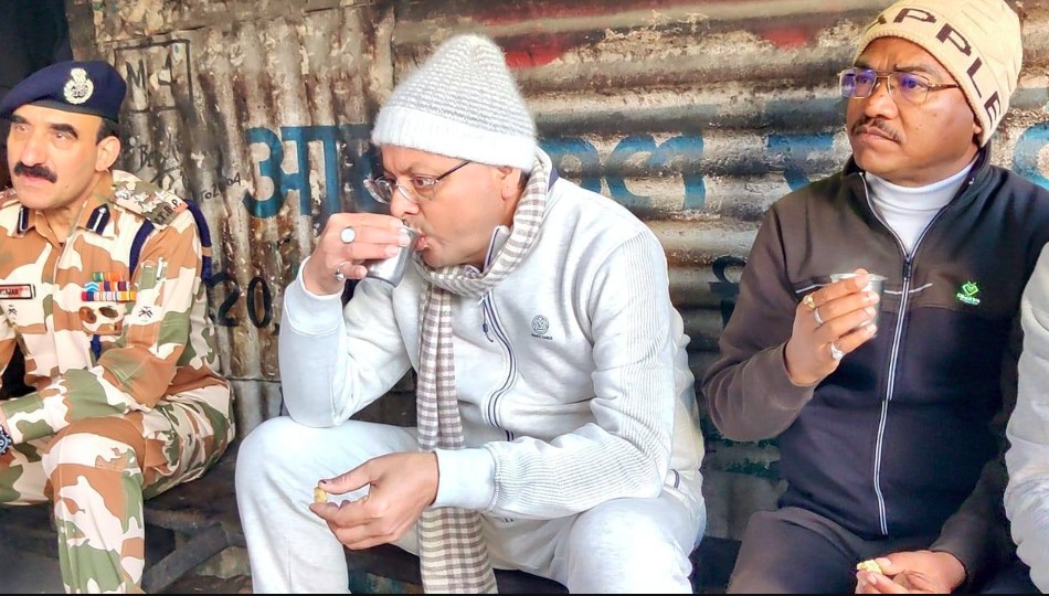 मुख्यमंत्री धामी ने मुनस्यारी में आईटीबीपी जवानों और स्थानीय लोगों के साथ साझा किए चाय के पल