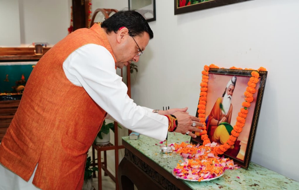 मुख्यमंत्री धामी ने महर्षि वाल्मीकि के चित्र पर श्रद्धा सुमन अर्पित कर किया उनका भावपूर्ण स्मरण