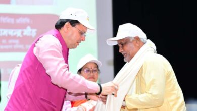 अंतर्राष्ट्रीय वृद्धजन दिवस पर सीएम धामी ने वरिष्ठ नागरिकों को किया सम्मानित