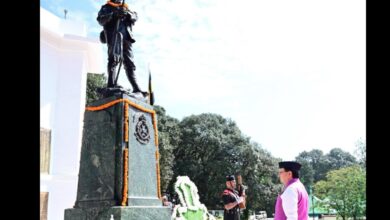 सीएम धामी ने वॉर मेमोरियल पर पुष्पचक्र अर्पित कर वीर सपूतों के त्याग और शौर्य को किया नमन