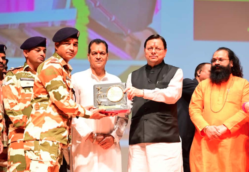 मुख्यमंत्री धामी ने आपदा राहत कर्मियों को किया सम्मानित